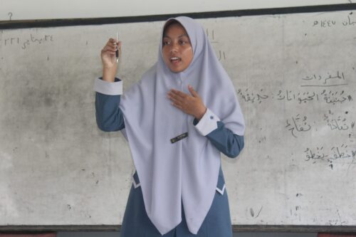 MENCETAK PENDIDIKAN BERKARAKTER: SANTRI KELAS 6 TMI DARUNNAJAH 23 GELAR AMALIYAH TADRIS