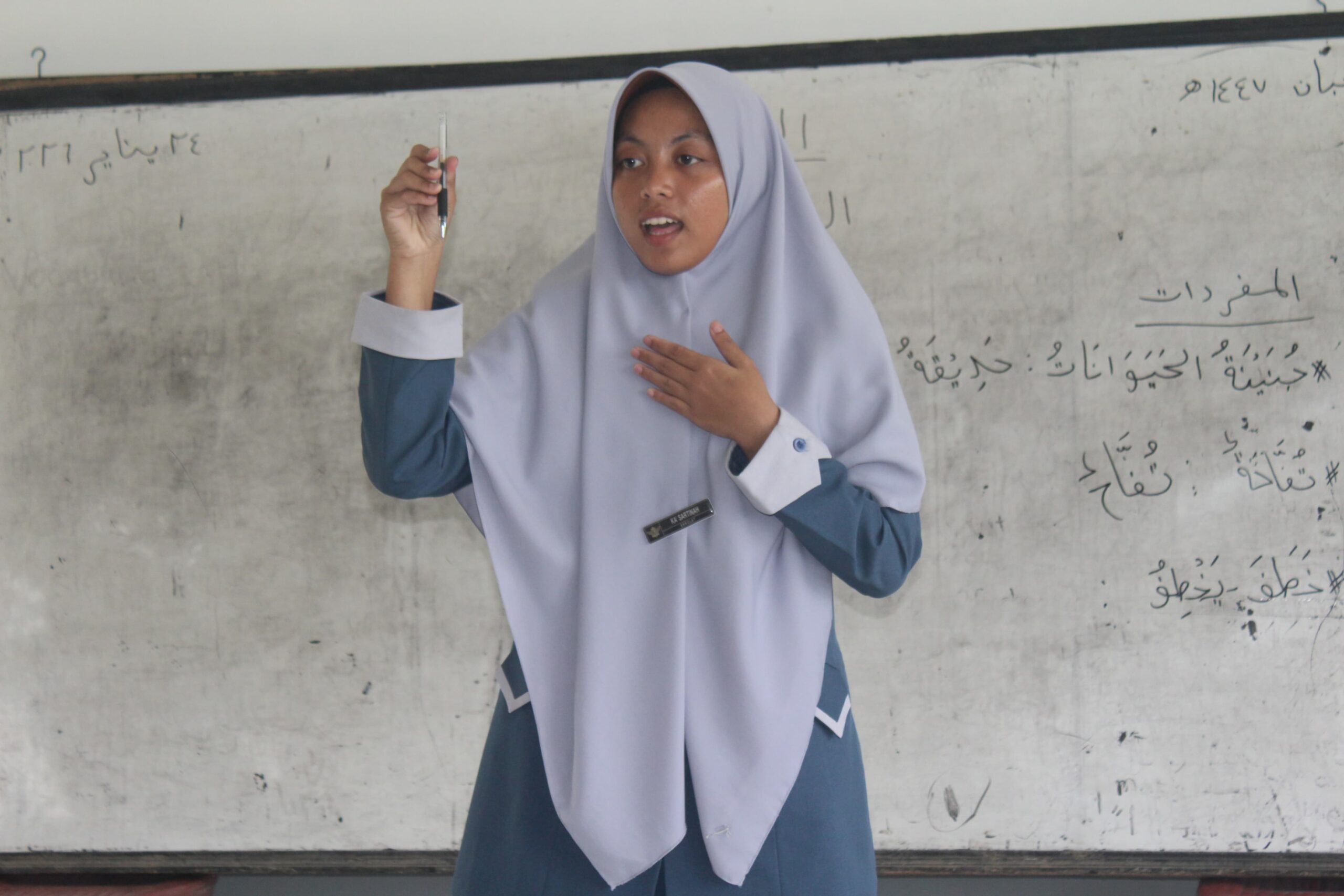 MENCETAK PENDIDIKAN BERKARAKTER: SANTRI KELAS 6 TMI DARUNNAJAH 23 GELAR AMALIYAH TADRIS