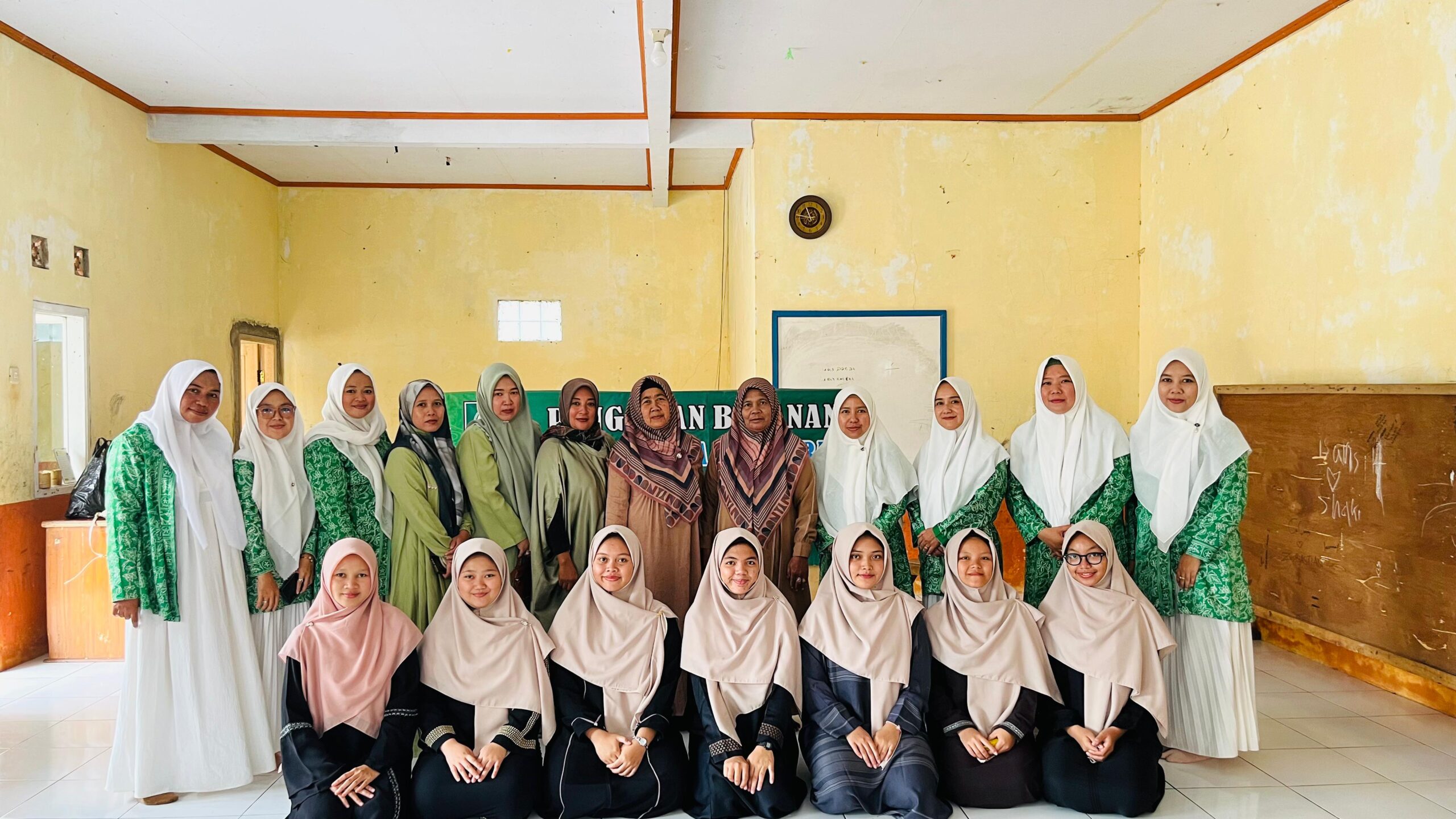 Mengabdi dan Berdakwah: Praktik Pengabdian Masyarakat Santriwati Akhir TMI