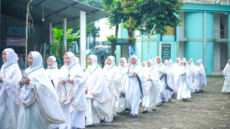 Menanamkan Ibadah dan Karakter Santriwati Darunnajah 9 Melalui Manasik Haji