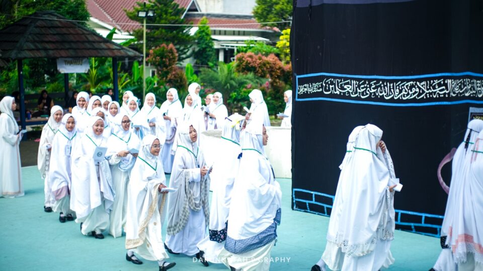 Menanamkan Ibadah dan Karakter Santriwati Darunnajah 9 Melalui Manasik Haji