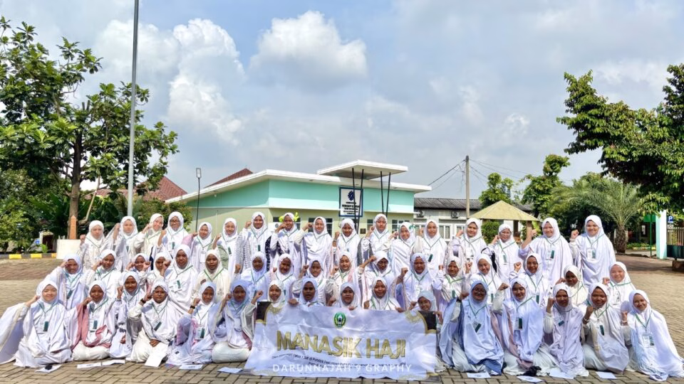 Menanamkan Ibadah dan Karakter Santriwati Darunnajah 9 Melalui Manasik Haji