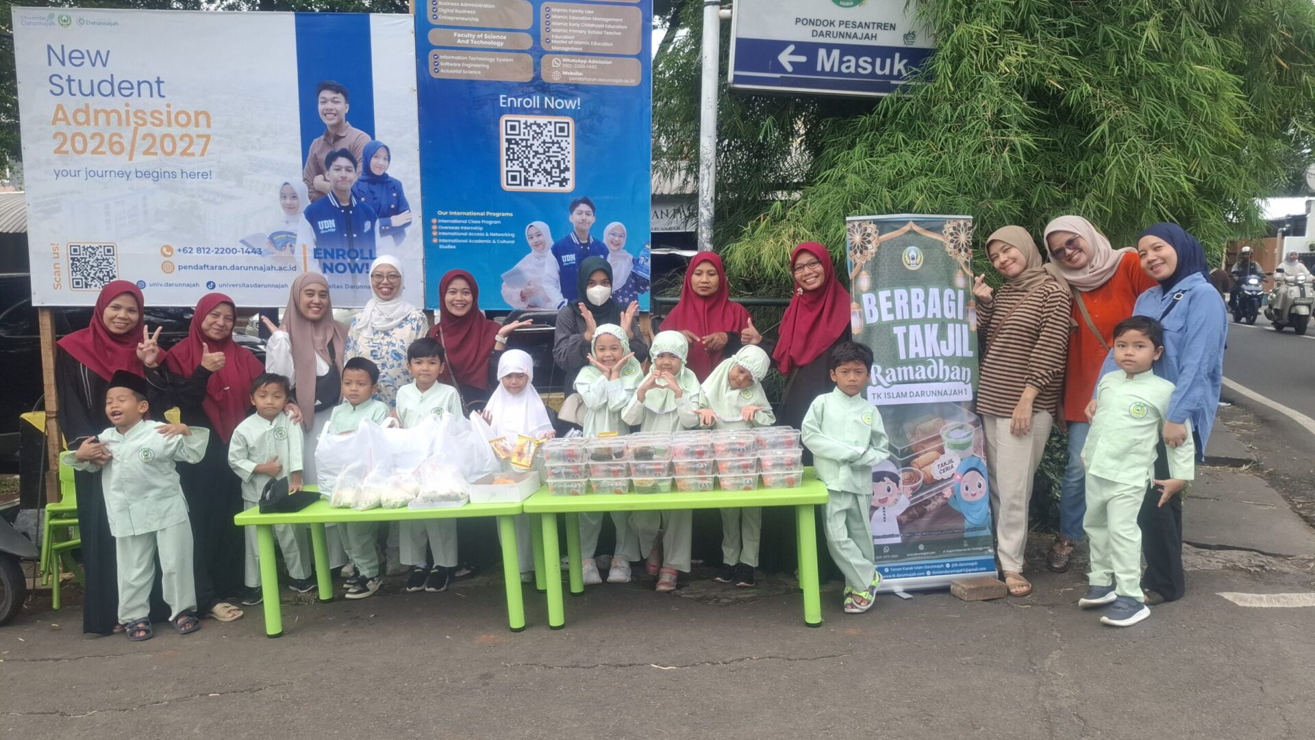 Menanamkan Cinta dan Kepedulian di Bulan Suci: Keceriaan Anak TK Darunnajah 1 dalam Berbagi Takjil Ramadhan