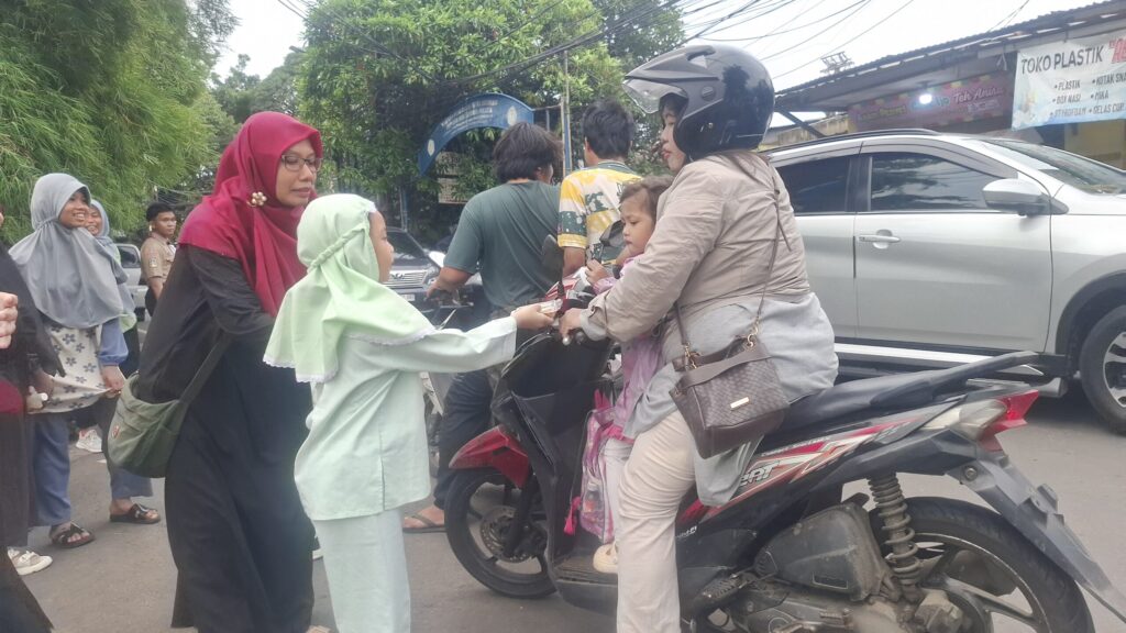 Menanamkan Cinta dan Kepedulian di Bulan Suci: Keceriaan Anak TK Darunnajah 1 dalam Berbagi Takjil Ramadhan
