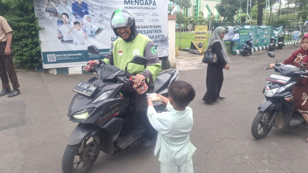 Menanamkan Cinta dan Kepedulian di Bulan Suci: Keceriaan Anak TK Darunnajah 1 dalam Berbagi Takjil Ramadhan