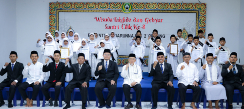 Mahkota Cahaya Menyinari Wisuda Tahfizh Al-QurWisuda Tahfizh Santri Cilik: Tanamkan Kecintaan Al-Qur'an Sejak Dini'an