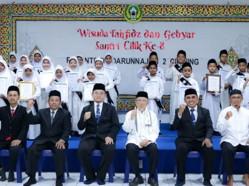 Mahkota Cahaya Menyinari Wisuda Tahfizh Al-QurWisuda Tahfizh Santri Cilik: Tanamkan Kecintaan Al-Qur'an Sejak Dini'an