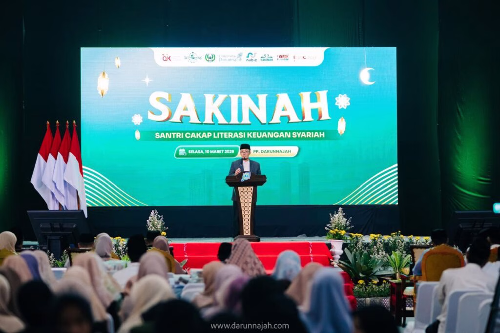 K.H. Hadiyanto Arief pada Seminar Nasional Santri Cakap Literasi Keuangan Syariah (SAKINAH)