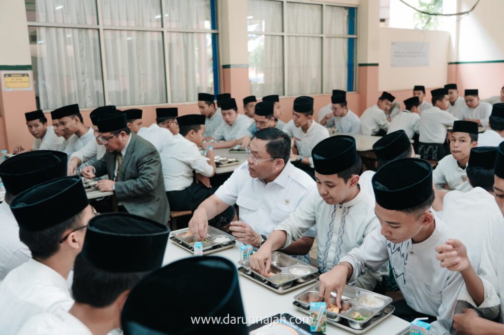 Waka BGN Sonny Sanjaya Sidak SPPG Pesantren Darunnajah Jakarta, Bersantap MBG Bersama Santri
