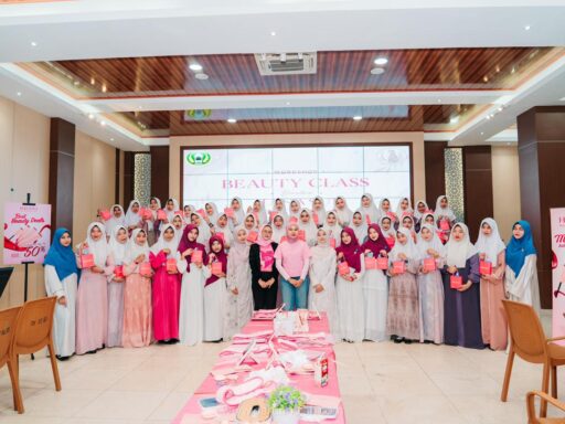 Belajar Teknik Tata Rias Sederhana, Santri Darunnajah Ikuti Beauty Class Kreatif Journey dan Hanasui