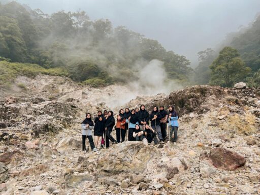 Santriwati Darunnajah 17 Taklukkan Tantangan Trek Pendakian di Gunung Pulosari Banten