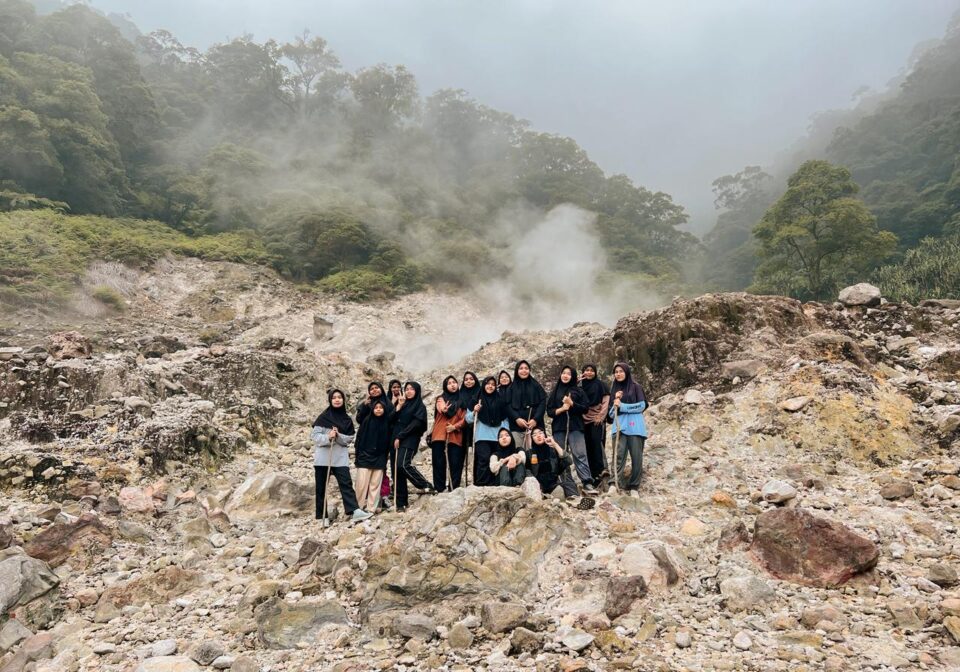 Santriwati Darunnajah 17 Taklukkan Tantangan Trek Pendakian di Gunung Pulosari Banten