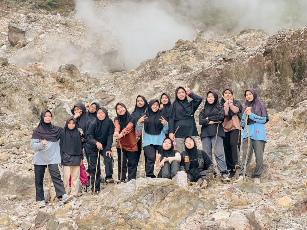 Santriwati Mencapai Kawah Gunung Puosari
