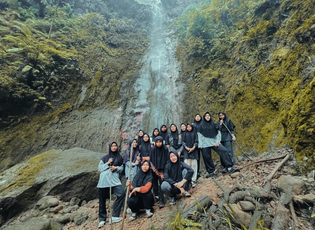 Santriwati Darunnajah 17 Mendaki menuju Curug