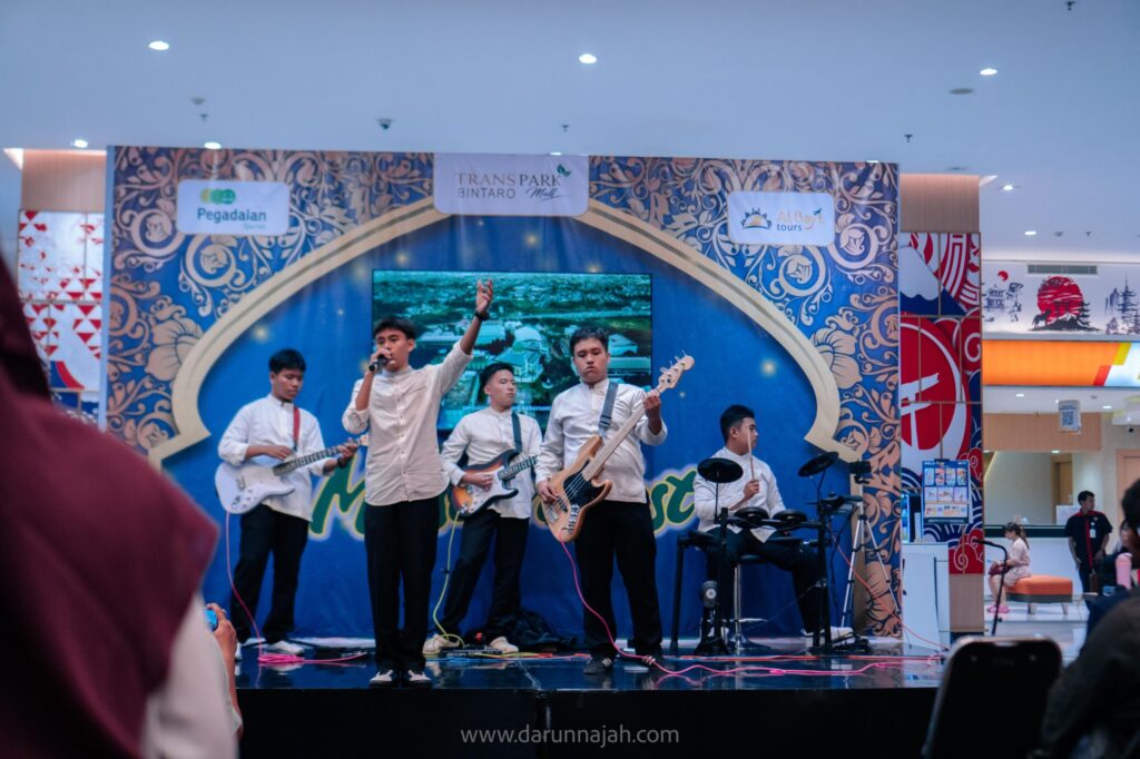 Santri Darunnajah Meriahkan Muslim Fest di Transpark Mall Bintaro