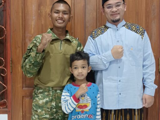 Jejak Baret Merah dari Bilik Pesantren Menuju Medan Pengabdian