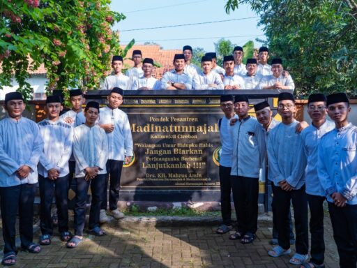 Rihlah Munadzomah Santi Kelas 5, kunjungi Makam Pendiri K.H Mahrus Amin