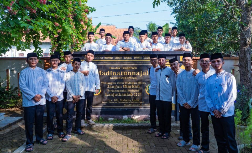 Rihlah Munadzomah Santi Kelas 5, kunjungi Makam Pendiri K.H Mahrus Amin
