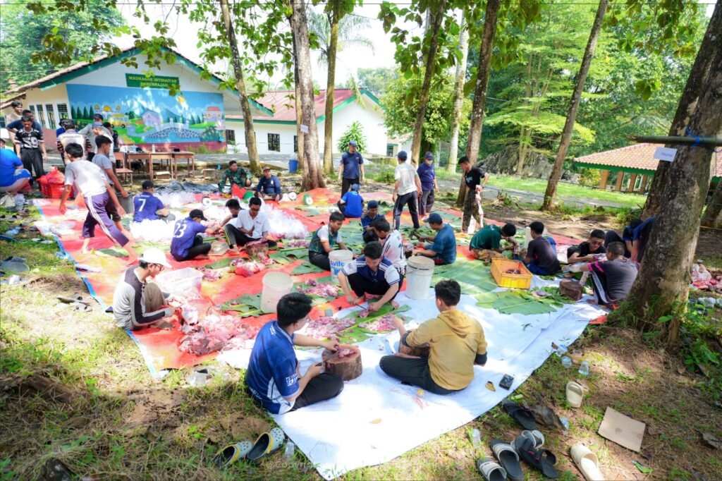 Gemuruh Takbir dan Semangat Berkurban, 207 Hewan Qurban  Disembelih di Pesantren Darunnajah 2 Cipining