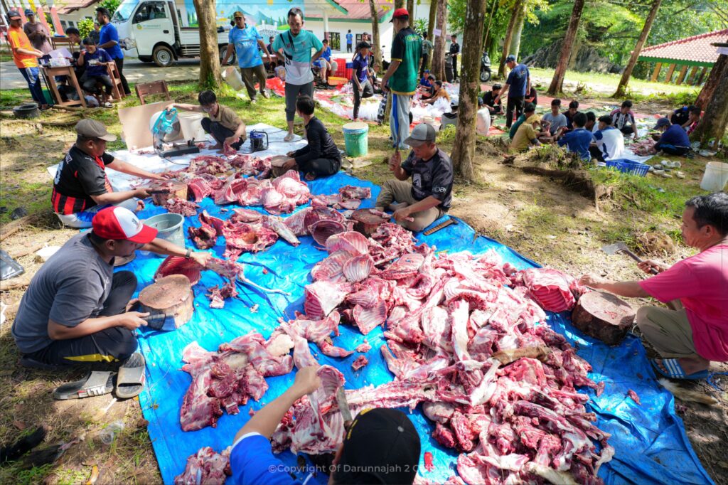 Gemuruh Takbir dan Semangat Berkurban, 207 Hewan Qurban  Disembelih di Pesantren Darunnajah 2 Cipining