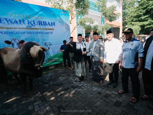 Kunjungi Pesantren Darunnajah, Menteri ATR/BPN Nusron Wahid Serahkan Tiga Ekor Sapi Kurban