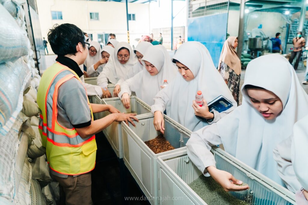 Santri Darunnajah Jelajahi Sentra UMKM dalam Rihlah Al-Iqtishodiyah 2026