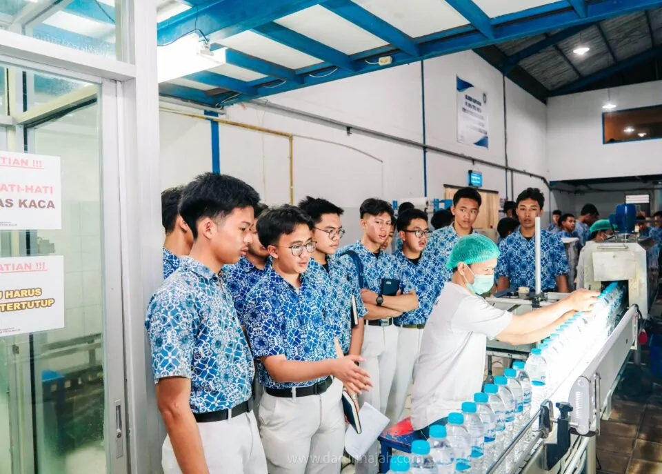 Santri Darunnajah Jelajahi Sentra UMKM dalam Rihlah Al-Iqtishodiyah 2026