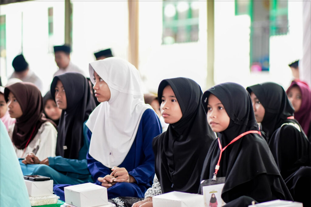 Santunan Sosial Ramadan: Ikhtiar Pesantren Darunnajah 2 Cipining Merawat Tradisi Berbagi