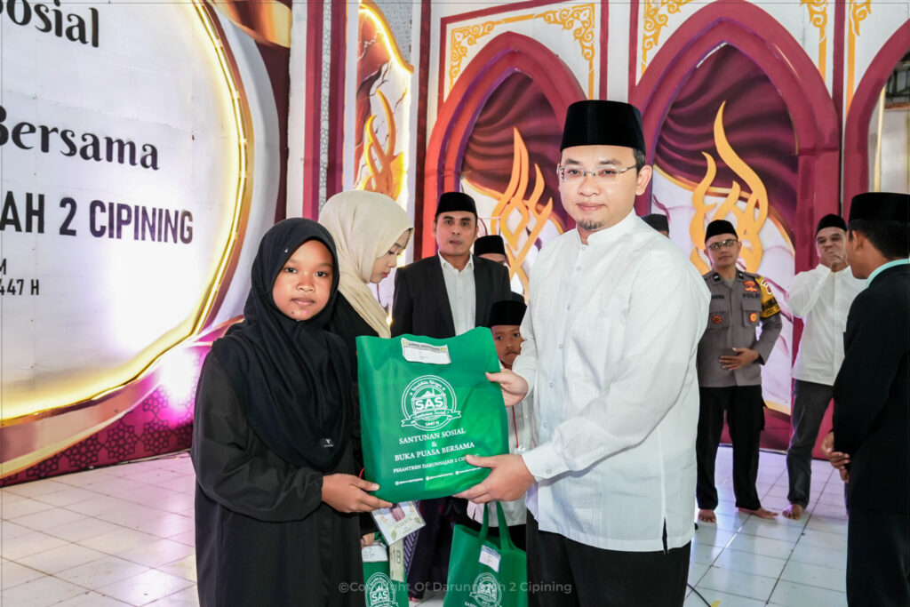 Santunan Sosial Ramadan: Ikhtiar Pesantren Darunnajah 2 Cipining Merawat Tradisi Berbagi