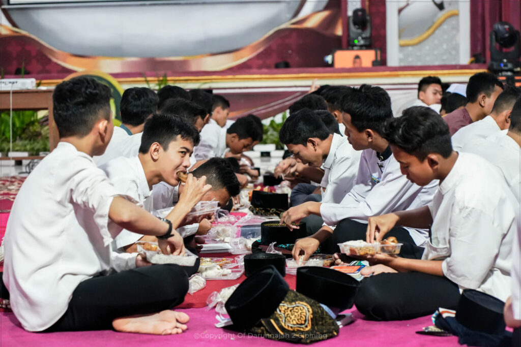 Santunan Sosial Ramadan: Ikhtiar Pesantren Darunnajah 2 Cipining Merawat Tradisi Berbagi