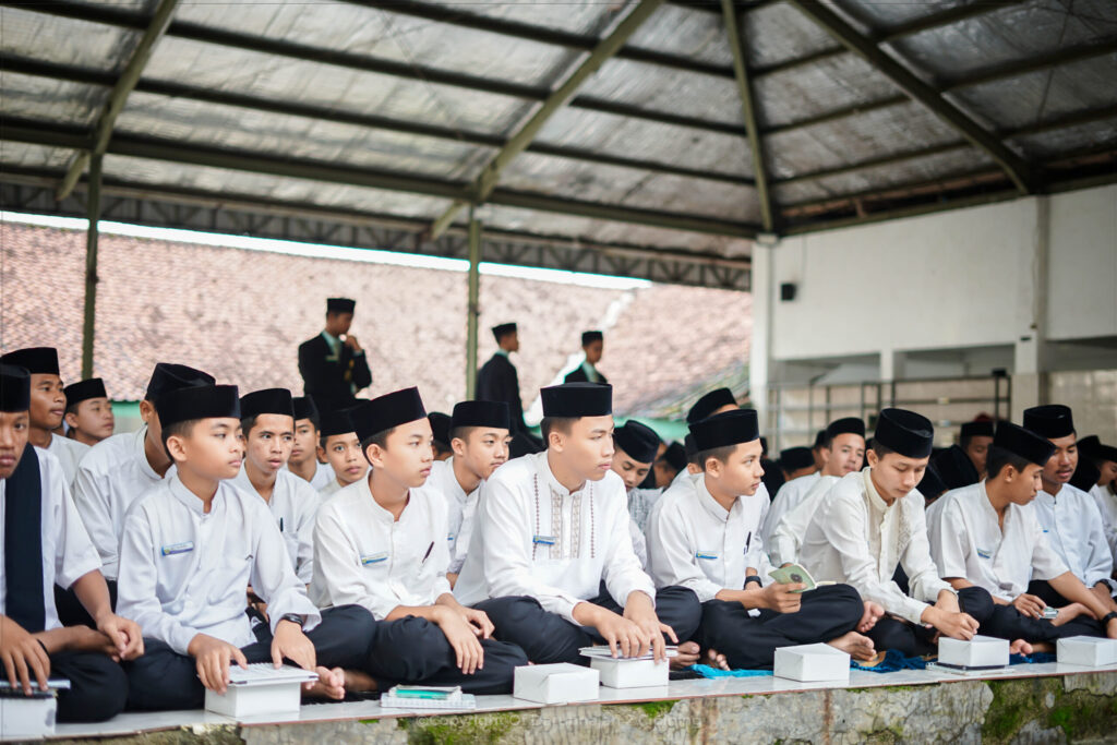 Santunan Sosial Ramadan: Ikhtiar Pesantren Darunnajah 2 Cipining Merawat Tradisi Berbagi