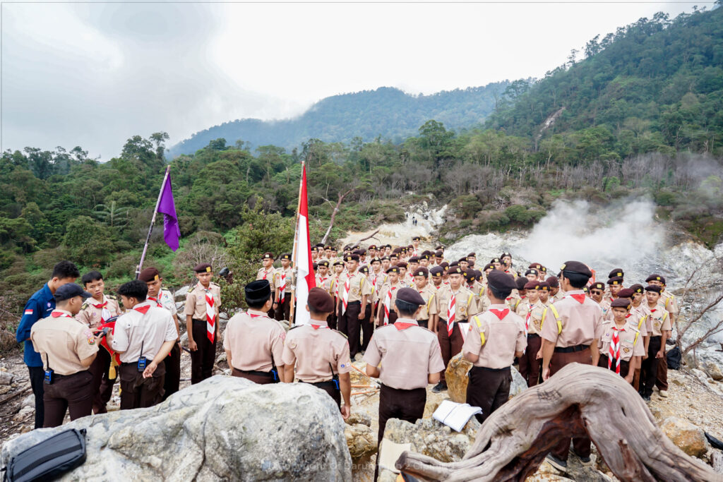 Raih Tingkat Bantara, Santri Kelas 4 TMI Jelajahi Kawah Ratu