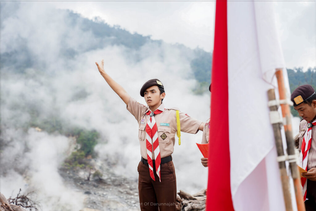 Raih Tingkat Bantara, Santri Kelas 4 TMI Jelajahi Kawah Ratu
