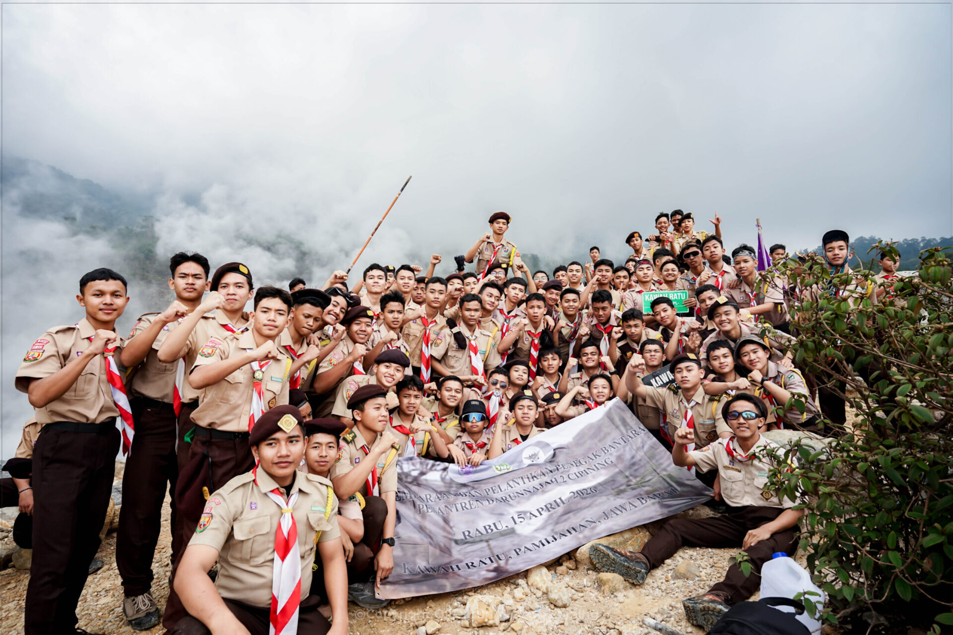 Raih Tingkat Bantara, Santri Kelas 4 TMI Jelajahi Kawah Ratu