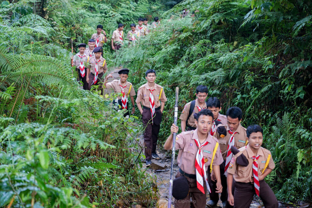 Raih Tingkat Bantara, Santri Kelas 4 TMI Jelajahi Kawah Ratu