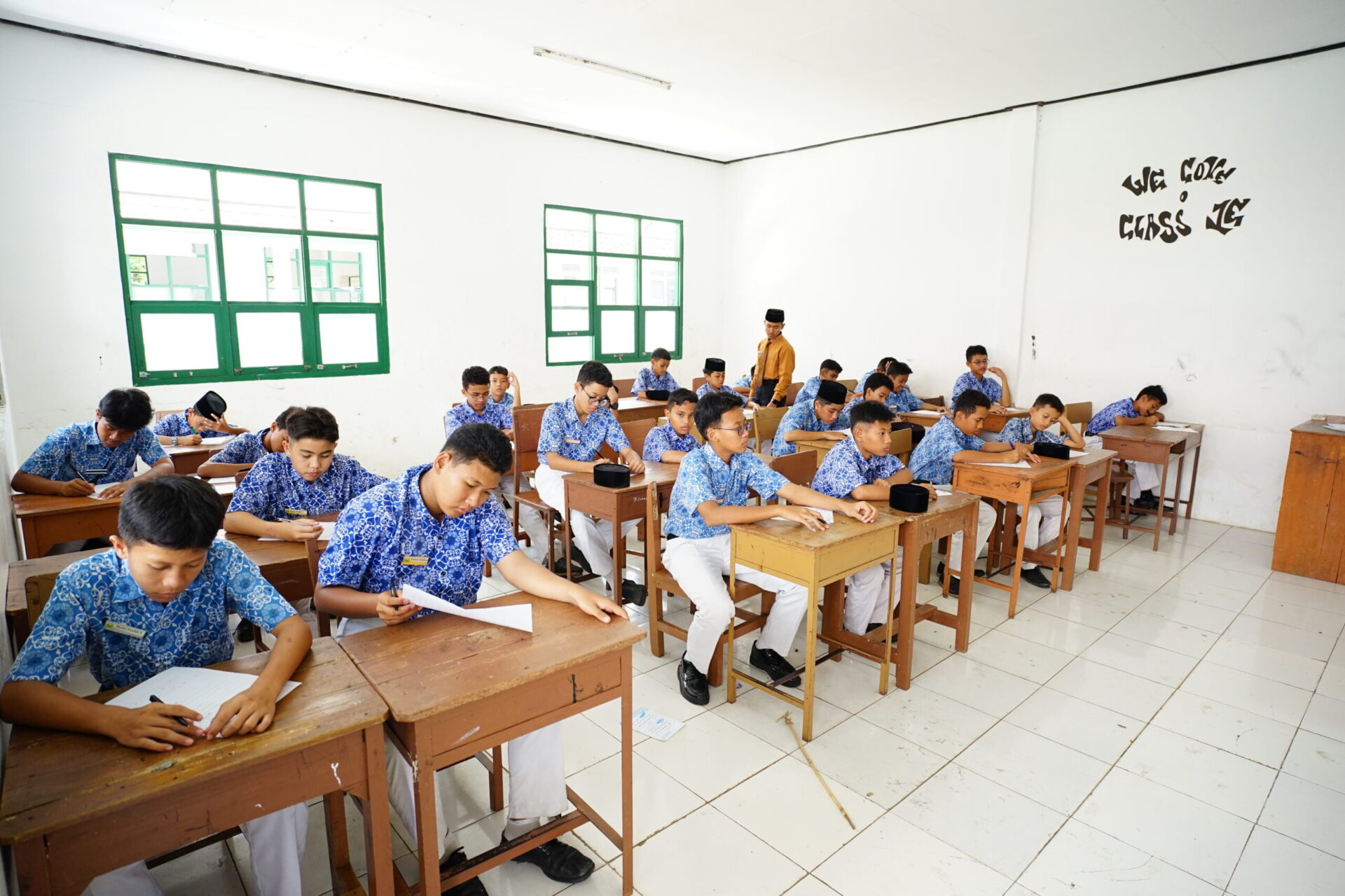 Santri Putra dengan Khidmat Jalani Ujian Materi Kepengasuhan