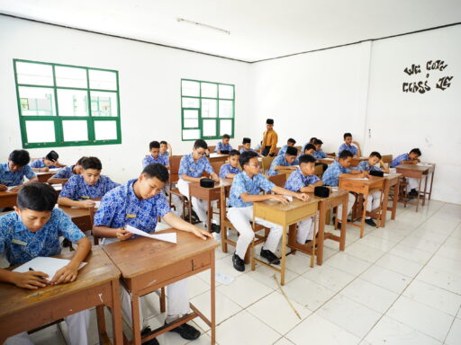 Santri Putra dengan Khidmat Jalani Ujian Materi Kepengasuhan