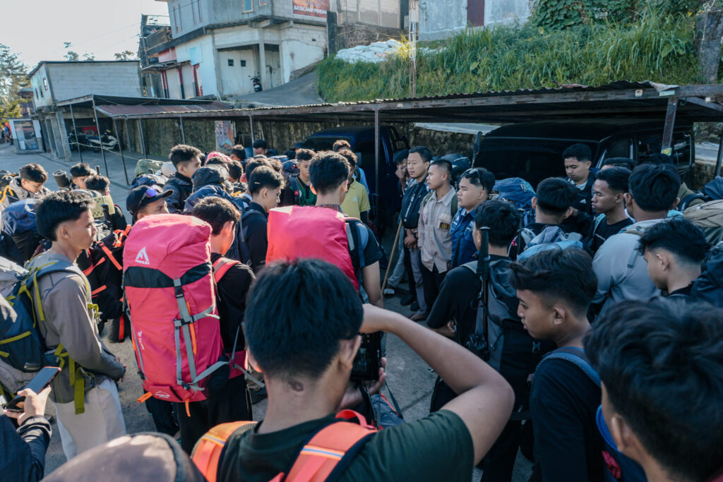 Taklukkan Medan Terjal Gunung Lawu, 53 Santri Buktikan Ketangguhan Mental dan Solidaritas Tim
