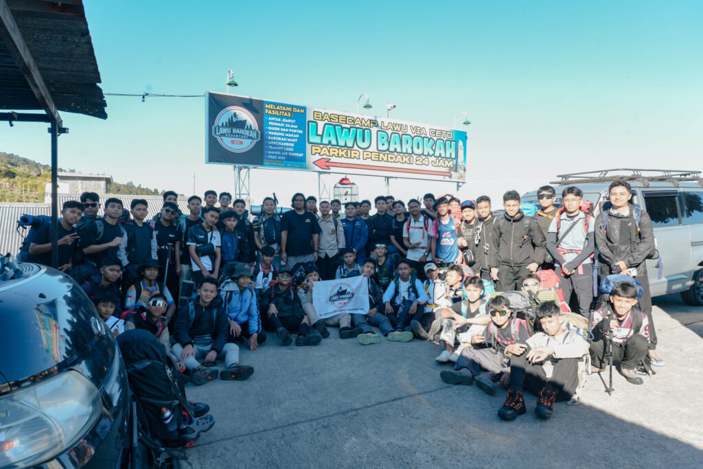 Taklukkan Medan Terjal Gunung Lawu, 53 Santri Buktikan Ketangguhan Mental dan Solidaritas Tim