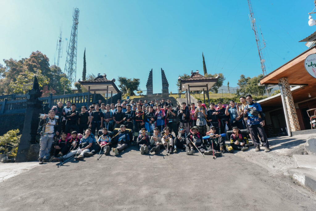 Taklukkan Medan Terjal Gunung Lawu, 53 Santri Buktikan Ketangguhan Mental dan Solidaritas Tim