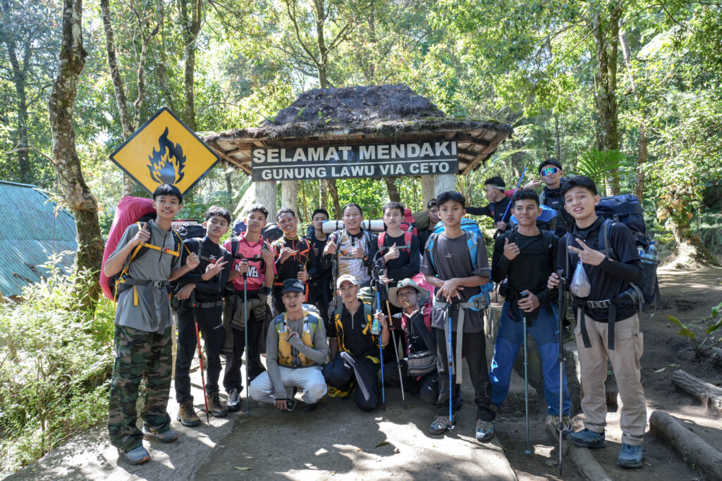 Taklukkan Medan Terjal Gunung Lawu, 53 Santri Buktikan Ketangguhan Mental dan Solidaritas Tim