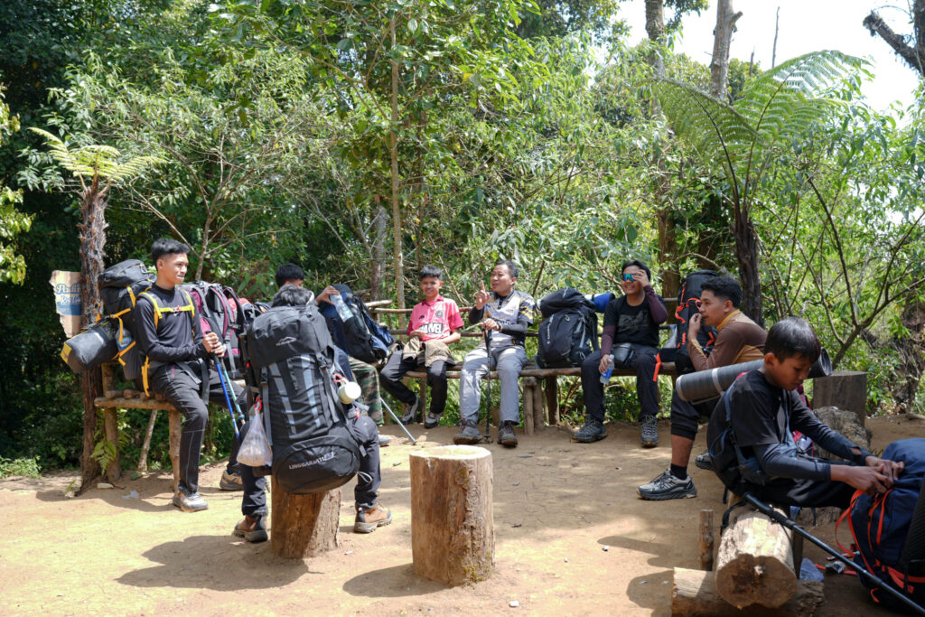 Taklukkan Medan Terjal Gunung Lawu, 53 Santri Buktikan Ketangguhan Mental dan Solidaritas Tim