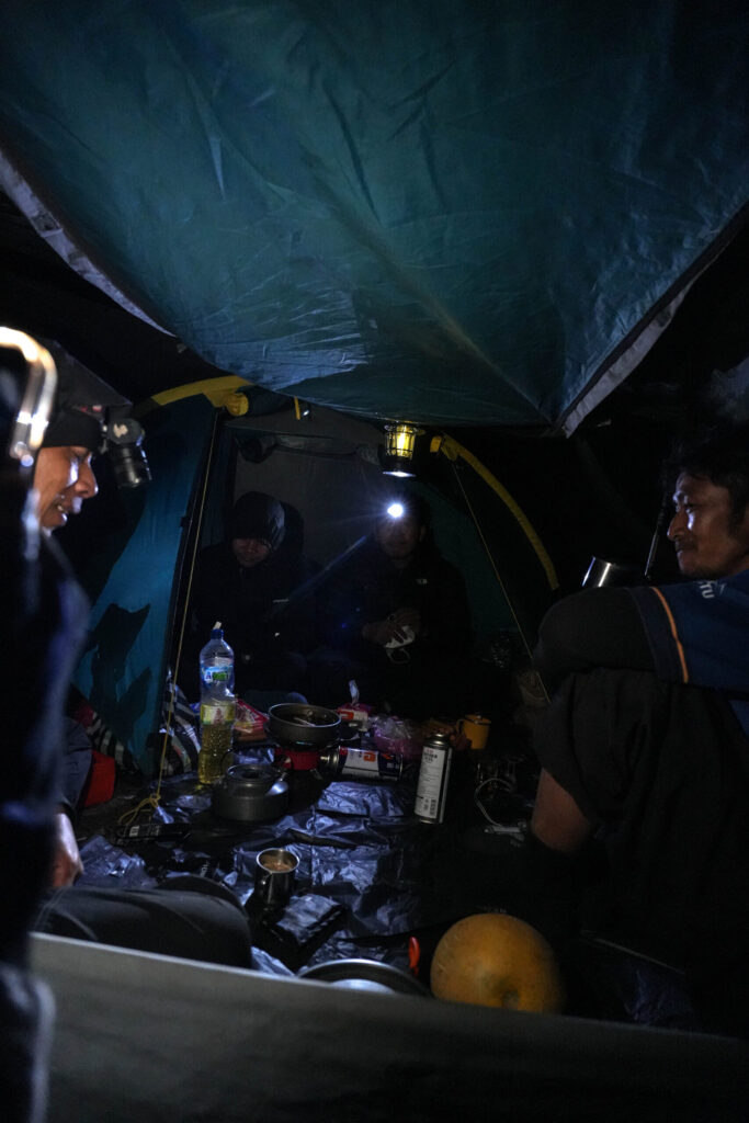 Taklukkan Medan Terjal Gunung Lawu, 53 Santri Buktikan Ketangguhan Mental dan Solidaritas Tim
