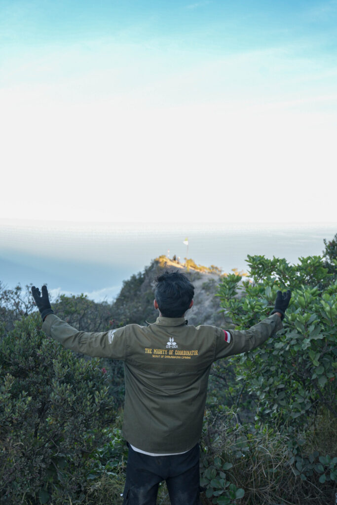 Taklukkan Medan Terjal Gunung Lawu, 53 Santri Buktikan Ketangguhan Mental dan Solidaritas Tim