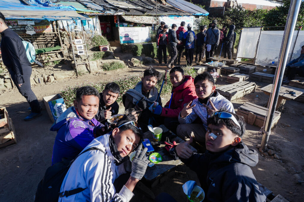 Taklukkan Medan Terjal Gunung Lawu, 53 Santri Buktikan Ketangguhan Mental dan Solidaritas Tim