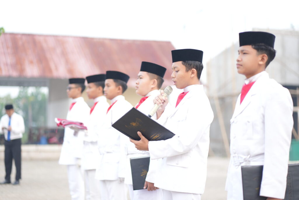 Upacara Perdana Pasca Liburan, Santri dan Guru Darunnajah 2 Cipining Sambut Semester Baru dengan Semangat Baru