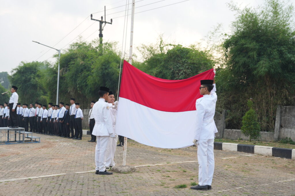 Upacara Perdana Pasca Liburan, Santri dan Guru Darunnajah 2 Cipining Sambut Semester Baru dengan Semangat Baru