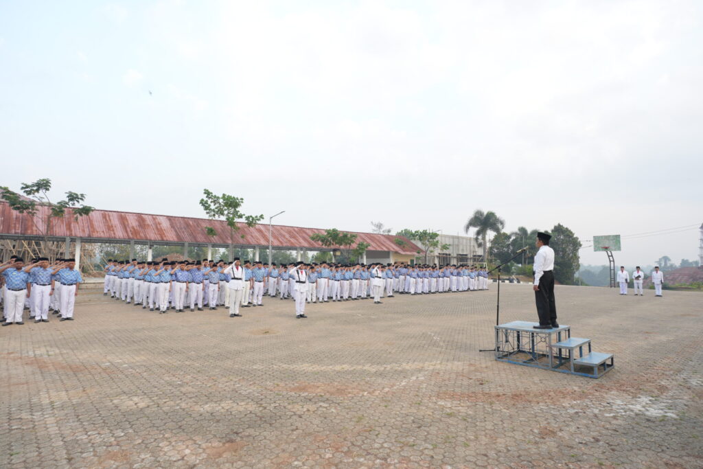 Upacara Perdana Pasca Liburan, Santri dan Guru Darunnajah 2 Cipining Sambut Semester Baru dengan Semangat Baru