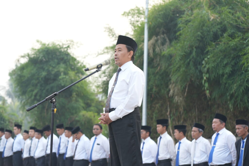 Upacara Perdana Pasca Liburan, Santri dan Guru Darunnajah 2 Cipining Sambut Semester Baru dengan Semangat Baru