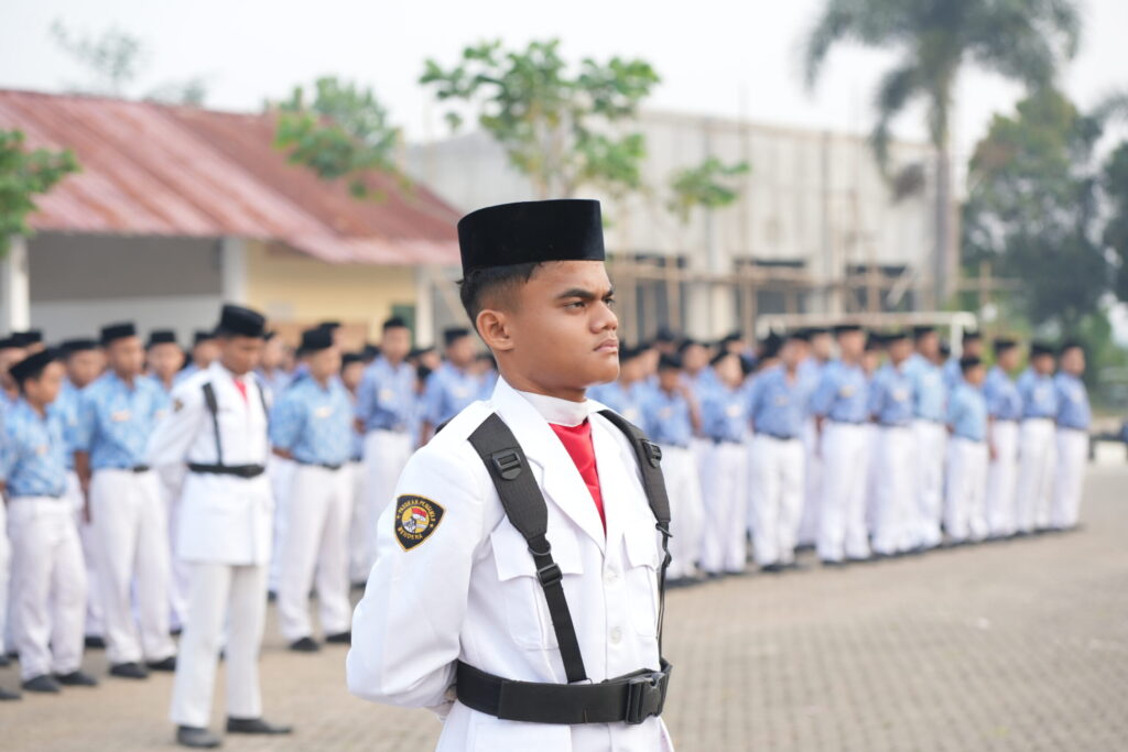 Upacara Perdana Pasca Liburan, Santri dan Guru Darunnajah 2 Cipining Sambut Semester Baru dengan Semangat Baru
